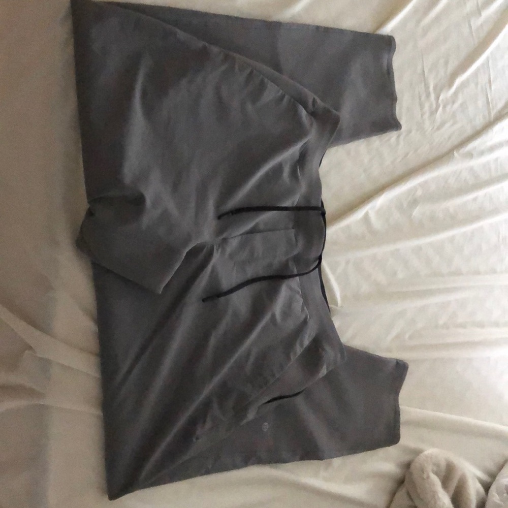 Men’s Lululemon license to train pant. Size XL.